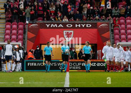 Llanelli, Wales. 8. April 2022. Die Teams, die am 8. April 2022 vor dem Qualifikationsspiel der FIFA Frauen-Weltmeisterschaft der Qualifikationsgruppe I zwischen den Frauen aus Wales und Frankreich im Parc y Scarlets in Llanelli, Wales, Großbritannien, auf den Platz gingen. Quelle: Duncan Thomas/Majestic Media. Stockfoto