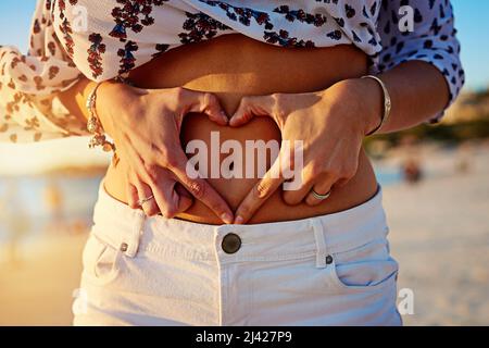 Der Strand bringt Vitalität in mein Leben. Aufnahme einer unerkennbaren Frau am Strand. Stockfoto