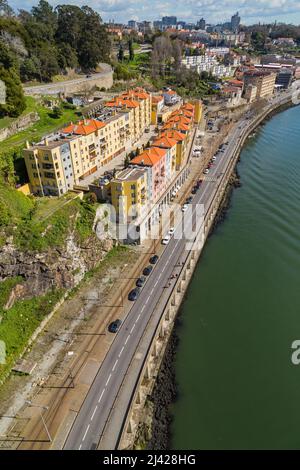 Porto, Portugal: 06. März 2022 - Blick auf das historische Zentrum von Porto mit dem Douro-Fluss zwischen Ribeira und Vila Nova de Gaia, nördlich von Portugal Stockfoto