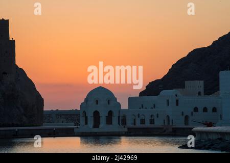 Muscat, Oman - März 05,2022 : Blick auf die Al Jalali-Festung bei Sonnenaufgang in der Altstadt von Muttrah. Stockfoto