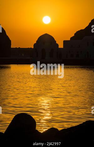 Muscat, Oman - März 05,2022 : Blick auf die Al Jalali-Festung bei Sonnenaufgang in der Altstadt von Muttrah. Stockfoto