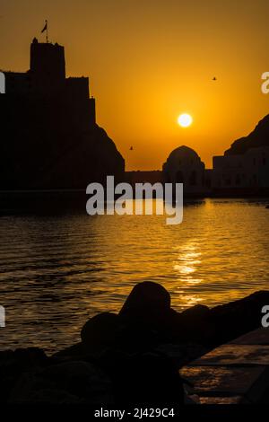 Muscat, Oman - März 05,2022 : Blick auf die Al Jalali-Festung bei Sonnenaufgang in der Altstadt von Muttrah. Stockfoto