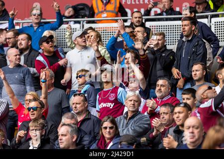 West Ham United Fans während des Spiels der Premier League im Brentford Community Stadium, London. Bilddatum: Sonntag, 10. April 2022. Stockfoto