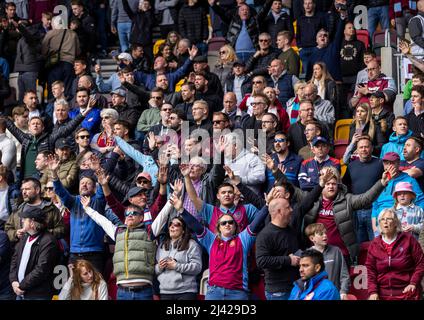 West Ham United Fans während des Spiels der Premier League im Brentford Community Stadium, London. Bilddatum: Sonntag, 10. April 2022. Stockfoto