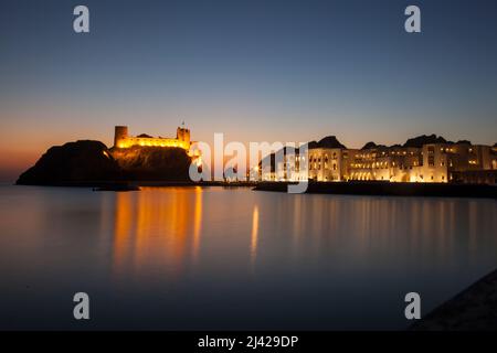 Muscat, Oman - März 05,2022 : Blick auf die Al Jalali-Festung bei Sonnenaufgang in der Altstadt von Muttrah. Stockfoto