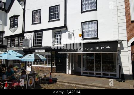 EXETER, Großbritannien - 18. JULI 2021 Filiale des Apothespa Kosmetikladens in Cathedral Yard Stockfoto