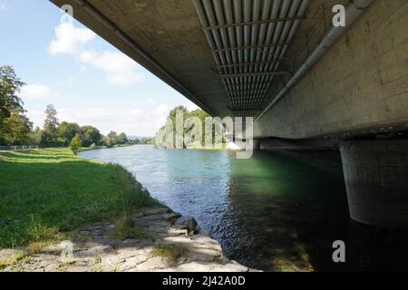 Balkenbrücke über die Limmat im Kanton Zürich, Schweiz. Niedrige Ansicht mit Zementsäulen, die im Wasser gepflanzt sind. Rohre sind daran befestigt. Stockfoto