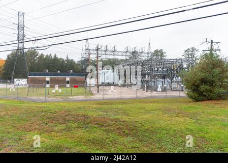 Blick auf ein elektrisches Umspannwerk auf dem Land an einem regnerischen Tag Stockfoto