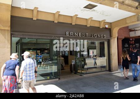 EXETER, Großbritannien - 18. JULI 2021 Niederlassung von Ernest Jones Juwelieren in der High Street Stockfoto