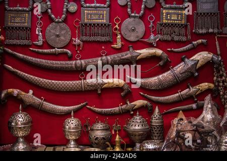 Muscat,Oman - März 05,2022 : Alle Arten von Souvenirs in den Marktläden der Altstadt von Mutrah ausgestellt. Stockfoto