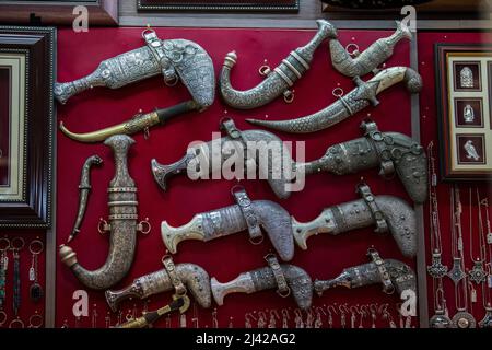 Muscat,Oman - März 05,2022 : Alle Arten von Souvenirs in den Marktläden der Altstadt von Mutrah ausgestellt. Stockfoto