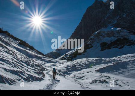 Herbstlichter mit erstem Schnee Karwendel Berg. Hochwertige Fotos Stockfoto