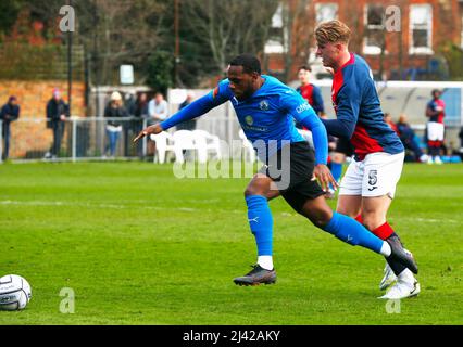 HAMPTON ENGLAND - APRIL 09 :Anthony JEFFREY von Billericay Town tritt während der National League South-Wette gegen Tommy Block von Hampton und Richmond Borough an Stockfoto