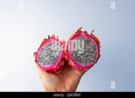 Drachenfrüchte, Pitaya oder Pitahaya auf der Hand in einem hellen Hintergrund Stockfoto