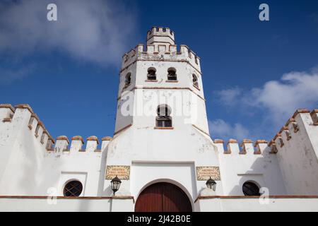 Detail der öffentlichen Bibliothek, Plaza de Santa Maria, Gebäude in der Altstadt von Tarifa, Cadiz, Andalusien, Spanien Stockfoto