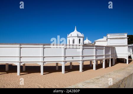 Caleta Strand, Badehäuser, Caáz., Andalusien, Spanien. Das Playa de la Caleta liegt komplett über das gesamte kleine Caáz Stockfoto