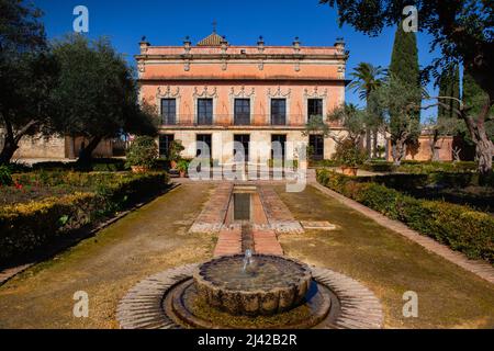 Detail des Brunnens im Alcázar von Jerez de la Frontera, Spanien. Es handelt sich um einen ehemaligen maurischen alcázar, der heute einen Park in Jerez de la Frontera in der Stadt beherbergt Stockfoto