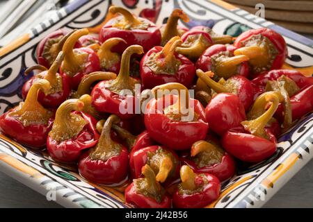 Gericht mit eingelegten würzigen Paprika aus nächster Nähe Stockfoto