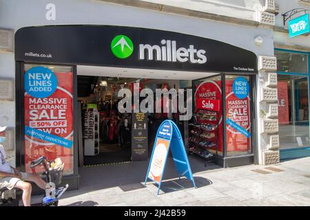 EXETER, Großbritannien - 18. JULI 2021 Filiale des Bekleidungsladens von Millets in der High Street Stockfoto