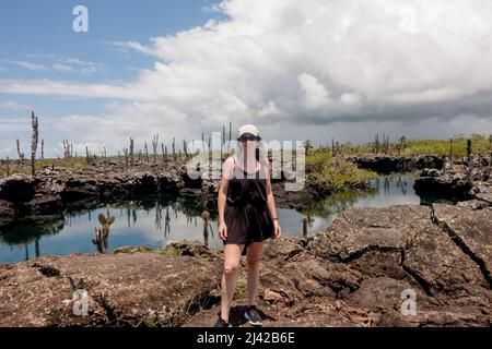 Touristen erkunden Las Tintoreras, eine kleine Inselkette voller Buchten und versteckter Strände. Stockfoto