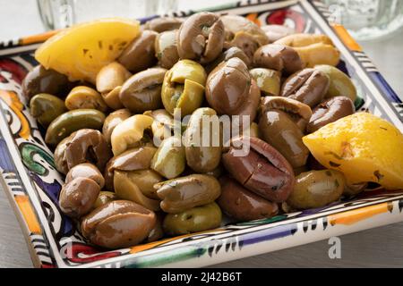 Gericht mit handentkernten traditionellen marokkanischen Oliven mit Kräutern und Zitrone aus nächster Nähe Stockfoto