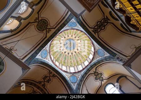 Kuppel der Molla Zeyrek Moschee in Istanbul. Islamisches Hintergrundbild. Istanbul Türkei - 10.15.2021 Stockfoto