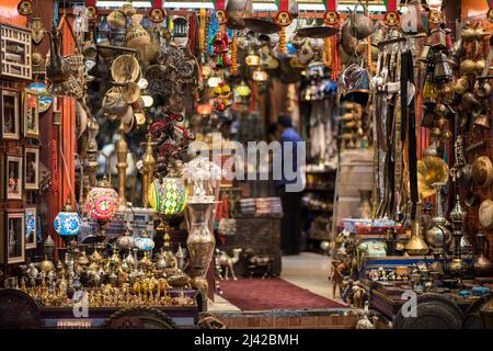 Muscat,Oman - März 05,2022 : Alle Arten von Souvenirs in den Marktläden der Altstadt von Mutrah ausgestellt. Stockfoto