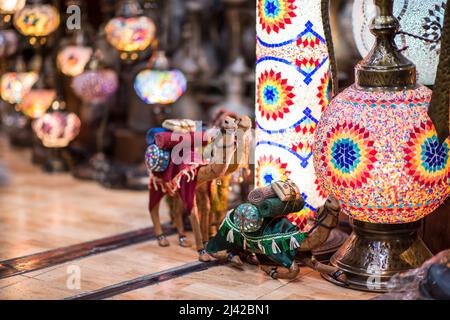 Muscat,Oman - März 05,2022 : Alle Arten von Souvenirs in den Marktläden der Altstadt von Mutrah ausgestellt. Stockfoto