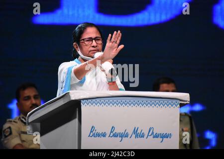 Kalkutta, Westbengalen, Indien. 11. April 2022. Mamata Banerjee, Chief Ministerin von Westbengalen, hielt ihre Antrittsrede nach der Einweihung der Biswa Bangla Mela Prangan, ehemals Milan Mela, der ständigen Messe nach einer vollständigen Überholung der Infrastruktur. Das umgestaltete Mela-Gelände, das sich über 25 Acres erstreckt und 352 Rs Crore kostet. Das Gelände, das voraussichtlich mehr als 5.000 Personen aufnehmen wird, verfügt über zwei große klimatisierte Pavillons, die jeweils 120m mal 75m groß sind. Die Einrichtungen haben sich auf 31.894 qm heraufgekommen Es hat eine hochmoderne Kongresshalle, eine mehrstöckige pa Stockfoto