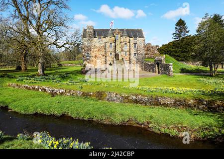 Rowallan Castle, Kilmaurs in der Nähe von Kilmarnock, Ayrshire, Schottland. Diese alte Burg aus dem 13.. Jahrhundert liegt am Wasserbach Carmel, Stockfoto