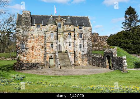 Rowallan Castle, Kilmaurs in der Nähe von Kilmarnock, Ayrshire, Schottland. Diese alte Burg aus dem 13.. Jahrhundert liegt am Wasserbach Carmel, Stockfoto