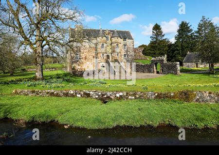 Rowallan Castle, Kilmaurs in der Nähe von Kilmarnock, Ayrshire, Schottland. Diese alte Burg aus dem 13.. Jahrhundert liegt am Wasserbach Carmel, Stockfoto