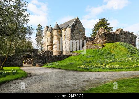 Rowallan Castle, Kilmaurs in der Nähe von Kilmarnock, Ayrshire, Schottland. Diese alte Burg aus dem 13.. Jahrhundert liegt am Wasserbach Carmel, Stockfoto