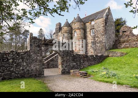 Rowallan Castle, Kilmaurs in der Nähe von Kilmarnock, Ayrshire, Schottland. Diese alte Burg aus dem 13.. Jahrhundert liegt am Wasserbach Carmel, Stockfoto