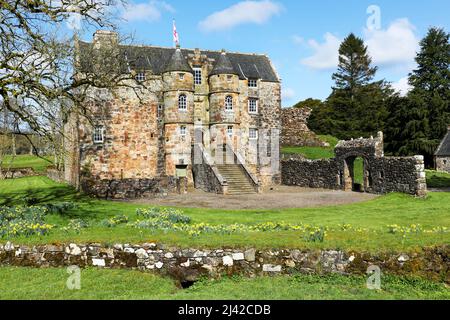 Rowallan Castle, Kilmaurs in der Nähe von Kilmarnock, Ayrshire, Schottland. Diese alte Burg aus dem 13.. Jahrhundert liegt am Wasserbach Carmel, Stockfoto