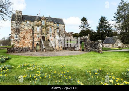 Rowallan Castle, Kilmaurs in der Nähe von Kilmarnock, Ayrshire, Schottland. Diese alte Burg aus dem 13.. Jahrhundert liegt am Wasserbach Carmel, Stockfoto