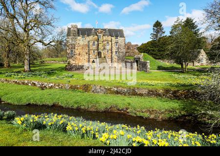 Rowallan Castle, Kilmaurs in der Nähe von Kilmarnock, Ayrshire, Schottland. Diese alte Burg aus dem 13.. Jahrhundert liegt am Wasserbach Carmel, Stockfoto