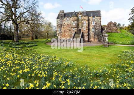 Rowallan Castle, Kilmaurs in der Nähe von Kilmarnock, Ayrshire, Schottland. Diese alte Burg aus dem 13.. Jahrhundert liegt am Wasserbach Carmel, Stockfoto