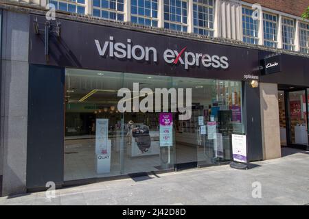 EXETER, Großbritannien – 18. JULI 2021, Niederlassung von Vision Express Optikern in der High Street Stockfoto