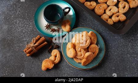 Palmier Biscuits - französische Kekse aus Blätterteig, auch Palmblätter, Elefantenohren oder französische Herzen genannt Stockfoto