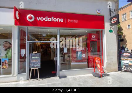 EXETER, Großbritannien – 18. JULI 2021, Niederlassung des Vodafone-Geschäfts in der High Street Stockfoto