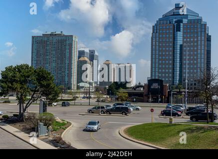 Scarborough, Toronto, Kanada, April 2021 - Moderne Geschäfts- und Apartmentgebäude im Stadtzentrum von Scarborough Stockfoto