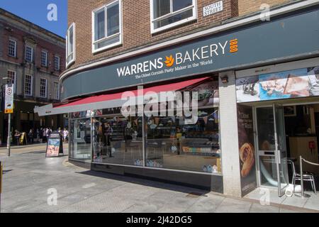 EXETER, Großbritannien – 18. JULI 2021, Zweigstelle der Warrens Bakery an der High Street Stockfoto