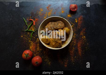 Bengalisches Gericht Fisch kalia oder Masala-Kurrury in einer Schüssel serviert. Nahaufnahme, selektiver Fokus. Stockfoto