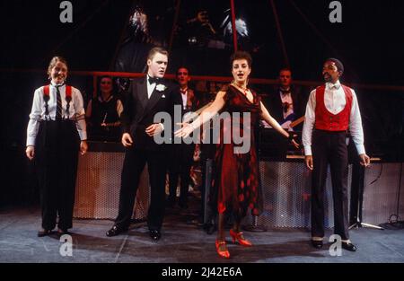 l-r: Noni Hazelhurst, Gary Olsen, Margo Random, John Matshikiza in CUT & THRUST CABARET in der Drill Hall, London WC1 28/09/1983 Entwerfen und Regie: Robyn Archer Design: David Blight Beleuchtung: Keith Edmundson Choreographie: Anne Allan musikalische Leitung: Andrew Bell Stockfoto