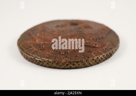 Rand einer alten russischen Kupfermünze aus dem 18.. Jahrhundert auf weißem Grund Stockfoto