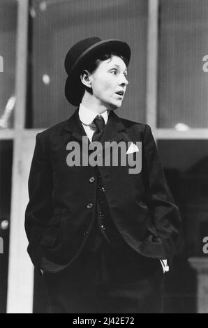 Julie Covington (Viv) in TOM UND VIV von Michael Hastings am Royal Court Theatre, London SW1 22/03/1985 Design: Antony McDonald & Jock Scott Beleuchtung: Robin Myerscough-Walker Regie: Max Stafford-Clark Stockfoto