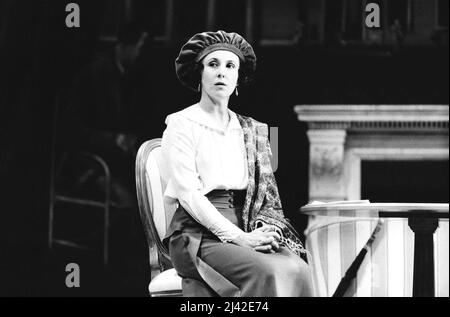 Julie Covington (Viv) in TOM UND VIV von Michael Hastings am Royal Court Theatre, London SW1 22/03/1985 Design: Antony McDonald & Jock Scott Beleuchtung: Robin Myerscough-Walker Regie: Max Stafford-Clark Stockfoto