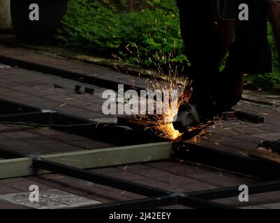 Schleifen von Metallrahmen durch einen Schmied Stockfoto