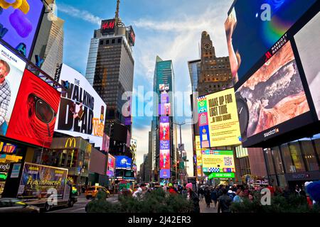 New York City, USA, Marc 22 2022: Times Square in New York City Abendansicht. Blick auf die Lichter und Werbetafeln auf dem zentralen Platz. Farbenfroher Abend. Vereint Stockfoto